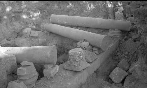 Colonnes et chapiteaux du site archéologique du temple romain de Machnaqa