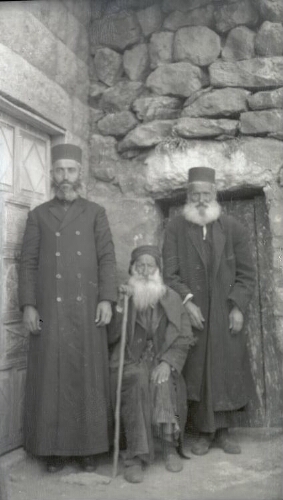 Groupe de trois prêtres maronites